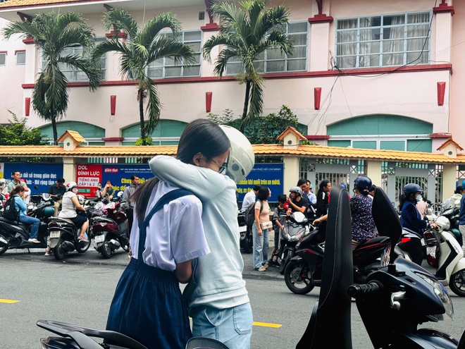 TP. Hồ Chí Minh: Hơn 151.000 thí sinh bước vào môn thi đầu tiên kỳ thi lớp 10- Ảnh 11. TP. Hồ Chí Minh: Hơn 151.000 thí sinh bước vào môn thi đầu tiên kỳ thi lớp 10- Ảnh 11.