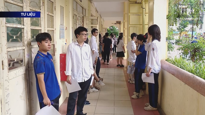 Thí sinh làm thủ tục dự thi tốt nghiệp THPT - Ảnh 1.