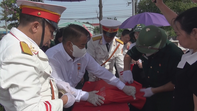 Lễ cất bốc, di dời hài cốt liệt sĩ về quê hương- Ảnh 1. Lễ cất bốc, di dời hài cốt liệt sĩ về quê hương- Ảnh 1.