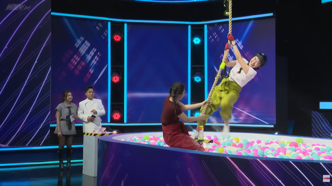 Song tài thách đấu - Tập 4: MC bó tay với cặp "bèo yếu" Thanh Ngân - Phương Uyên - Ảnh 2.