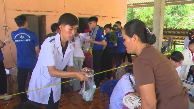 TUỔI TRẺ TP. HỒ CHÍ MINH KHÁM CHỮA BỆNH CHO NGƯỜI DÂN TẠI LÀO - Ảnh 4.