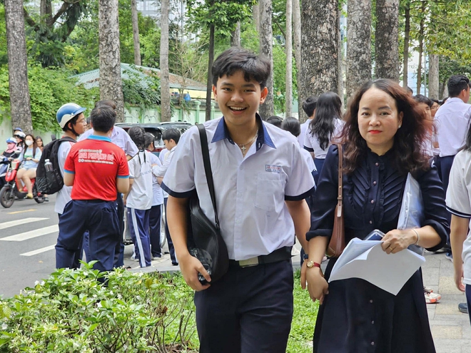 Đề thi Toán lớp 10 TP. Hồ Chí Minh: Vừa sức, nhiều thí sinh nhẹ nhõm sau 120 phút làm bài - Ảnh 2.