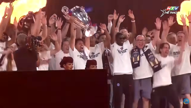 PSG đón mừng chiếc cúp Champions League lần thứ 2 liên tiếp- Ảnh 1. PSG đón mừng chiếc cúp Champions League lần thứ 2 liên tiếp- Ảnh 1.