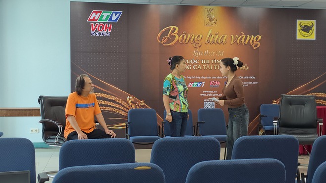 Ngân mãi chuông vàng tháng 6: Dưới hai màu áo - Ảnh 3.