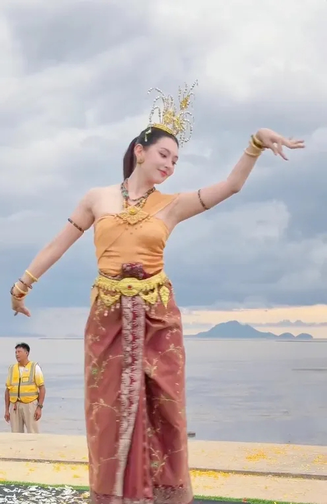 Bella Ranee tham gia nghi lễ tôn vinh thần rắn Naga - Ảnh 3.