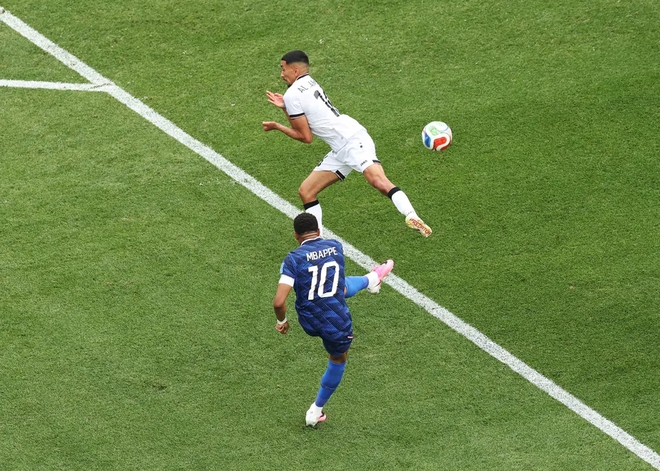Mbappé lập cú đúp trong trận thứ 100, đưa Pháp vào vòng 1/16 - Ảnh 8.