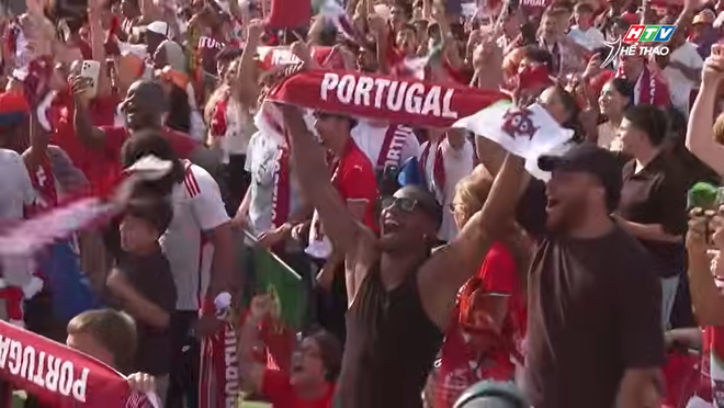 Cổ động viên Bồ Đào Nha vỡ oà với kỷ lục của Cristiano Ronaldo - Ảnh 3.
