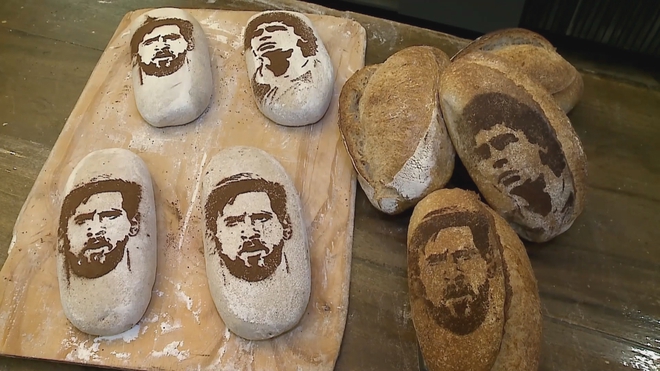 Argentina: Bánh vẽ mặt Maradona và Messi đắt hàng trong mùa World Cup - Ảnh 2.