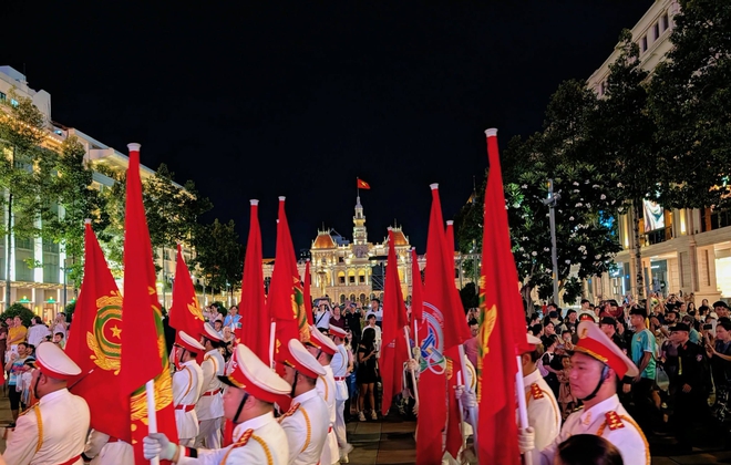 Đêm nhạc kèn đặc biệt thu hút đông đảo người dân và du khách tại trung tâm TP. Hồ Chí Minh - Ảnh 5.