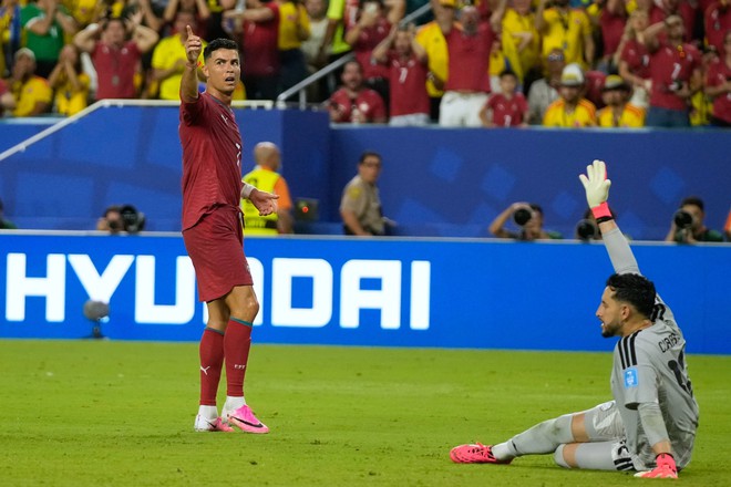 Colombia giữ ngôi đầu bảng K, nắm tay Bồ Đào Nha vào vòng knock-out - Ảnh 8.