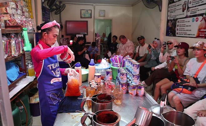 Quán trà sữa "cô môi đỏ" gây sốt TikTok, hút khách quốc tế tại Bangkok - Ảnh 3.