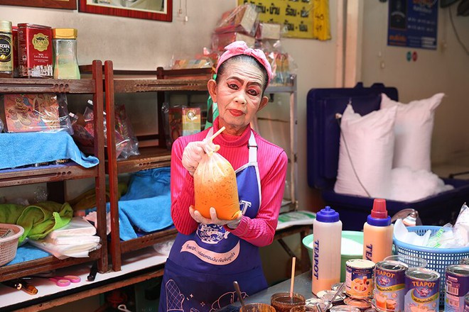 Quán trà sữa "cô môi đỏ" gây sốt TikTok, hút khách quốc tế tại Bangkok - Ảnh 4.