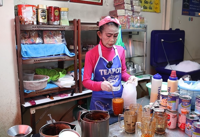 Quán trà sữa "cô môi đỏ" gây sốt TikTok, hút khách quốc tế tại Bangkok - Ảnh 10.