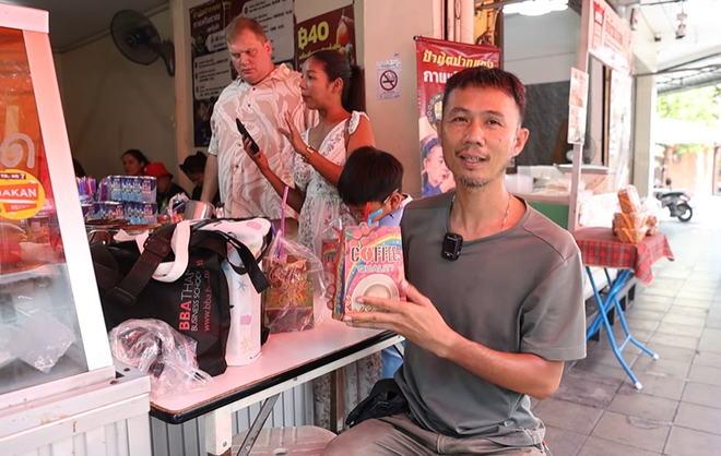 Quán trà sữa "cô môi đỏ" gây sốt TikTok, hút khách quốc tế tại Bangkok - Ảnh 9.