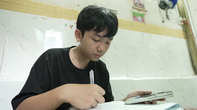 Mái ấm gia đình Việt: Duy Khương bật khóc trước cậu bé không biết cha là ai - Ảnh 7.