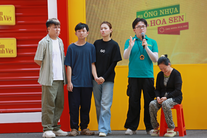 Mái ấm gia đình Việt: Duy Khương bật khóc trước cậu bé không biết cha là ai - Ảnh 12.