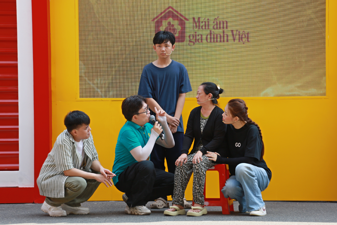 Mái ấm gia đình Việt: Duy Khương bật khóc trước cậu bé không biết cha là ai - Ảnh 11.