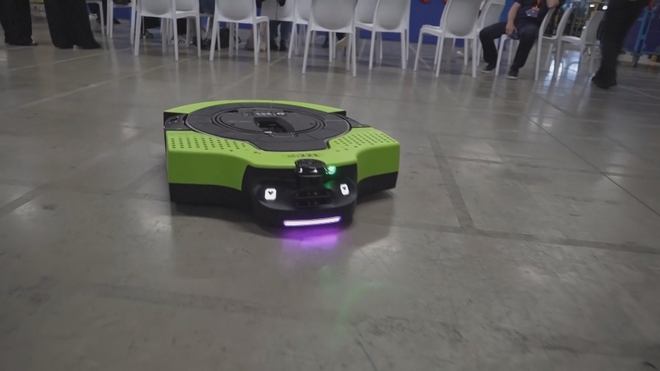 Robot A.I. làm việc trong kho hàng Amazon - Ảnh 1.
