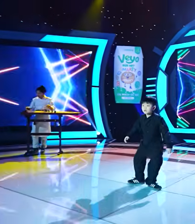 Siêu tài năng nhí 5 - Tập 2: Thần đồng Quang Hưng đọc vanh vách vị trí 118 nguyên tố đã bị xáo trộn- Ảnh 1.