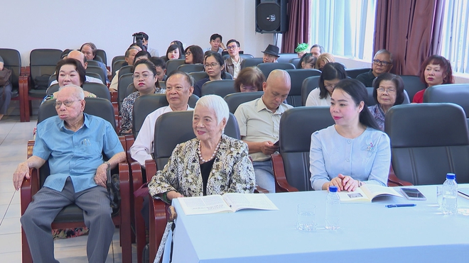 Hồi ký "Chân cứng đá mềm": Khắc họa nghị lực và khát vọng cống hiến của nhà văn Xuân Phượng- Ảnh 1. Hồi ký "Chân cứng đá mềm": Khắc họa nghị lực và khát vọng cống hiến của nhà văn Xuân Phượng- Ảnh 1.