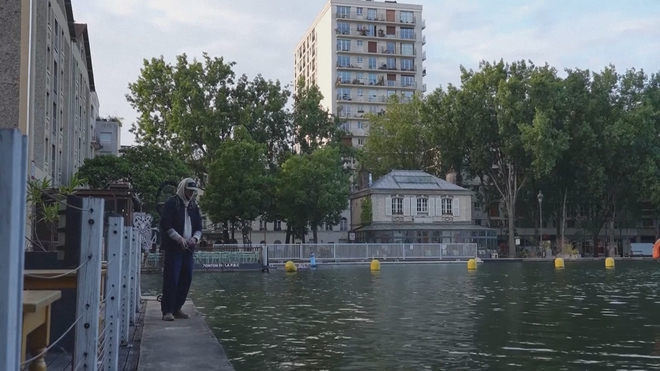 Giới trẻ Paris đổ xô đi “câu cá đường phố”- Ảnh 1. Giới trẻ Paris đổ xô đi “câu cá đường phố”- Ảnh 1.