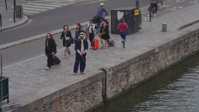 Giới trẻ Paris đổ xô đi “câu cá đường phố”- Ảnh 3. Giới trẻ Paris đổ xô đi “câu cá đường phố”- Ảnh 3.