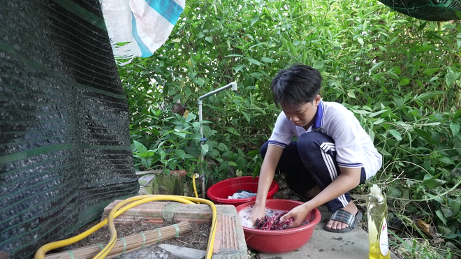 Mái ấm gia đình Việt: Xót xa cậu bé 15 tuổi vừa học vừa chăm mẹ bệnh nặng - Ảnh 4.