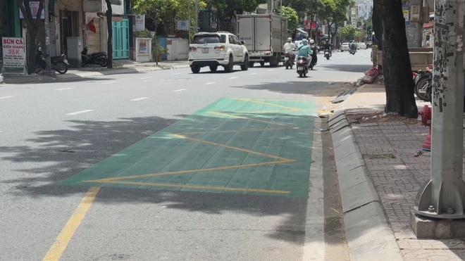 60 Giây Sáng ngày 1/7/2026 | TP. Hồ Chí Minh: Dễ nhận diện trạm xe buýt nhờ vệt sơn xanh - Ảnh 2.
