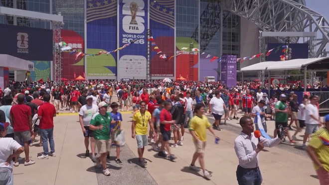 Cổ động viên Na Uy "chèo thuyền" ăn mừng tuyển lọt vào vòng 16 đội World Cup - Ảnh 2.