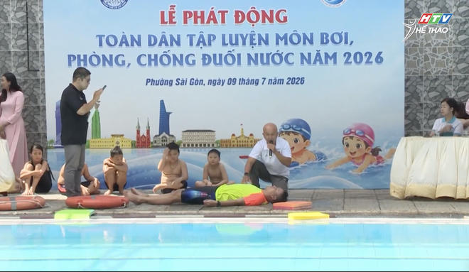 Phường Sài Gòn phát động tập luyện môn bơi phòng chống đuối nước - Ảnh 2.