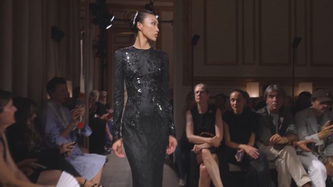 Tuần lễ Thời trang Cao cấp Paris: BST Giorgio Armani Privé - Ảnh 4.