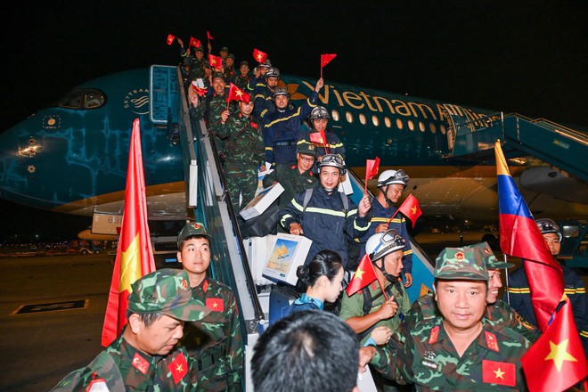 Vietnam Airlines đón đoàn cán bộ, chiến sĩ hoàn thành nhiệm vụ tại Venezuela - Ảnh 8.