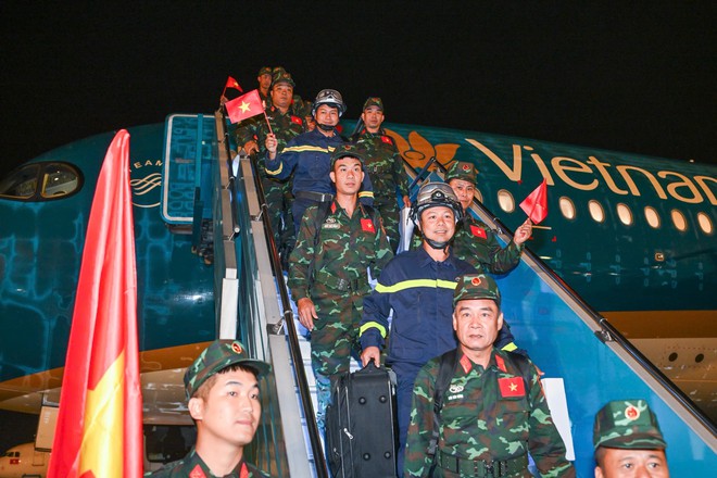 Vietnam Airlines đón đoàn cán bộ, chiến sĩ hoàn thành nhiệm vụ tại Venezuela - Ảnh 9.
