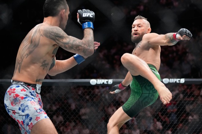 UFC 329: McGregor chấn thương trong ngày tái xuất, Pimblett thắng chỉ sau chưa đầy một phút - Ảnh 2.