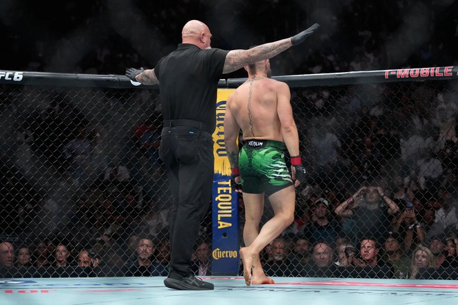 UFC 329: McGregor chấn thương trong ngày tái xuất, Pimblett thắng chỉ sau chưa đầy một phút - Ảnh 4.