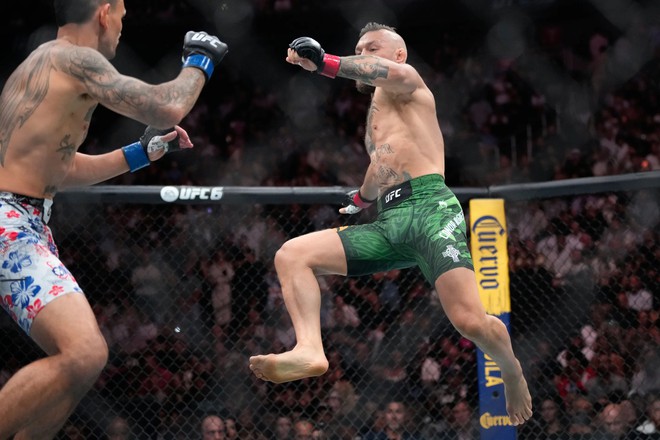 UFC 329: McGregor chấn thương trong ngày tái xuất, Pimblett thắng chỉ sau chưa đầy một phút - Ảnh 1.
