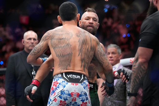 UFC 329: McGregor chấn thương trong ngày tái xuất, Pimblett thắng chỉ sau chưa đầy một phút - Ảnh 5.