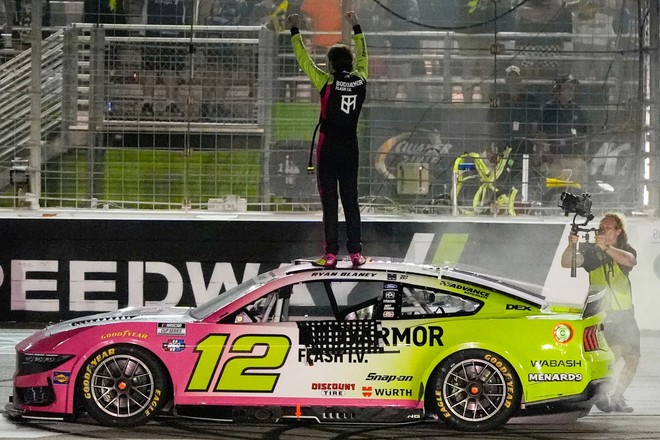 Ryan Blaney chiến thắng kịch tính tại Atlanta sau cuộc đua kéo dài vì thời tiết- Ảnh 4.