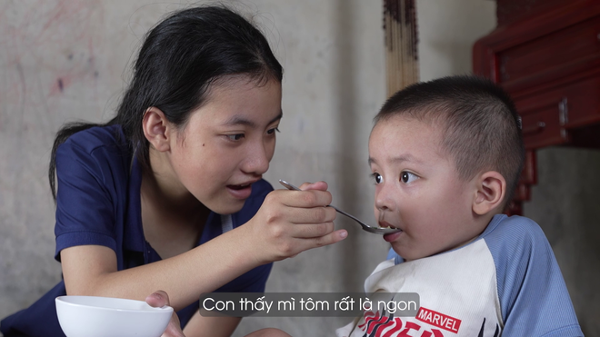 Mái ấm gia đình Việt: Xúc động trước nghị lực của bé gái mắc dị tật bẩm sinh - Ảnh 2.