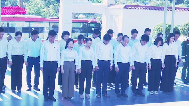 Dòng người về Ngã ba Đồng Lộc tri ân các anh hùng liệt sĩ - Ảnh 1.