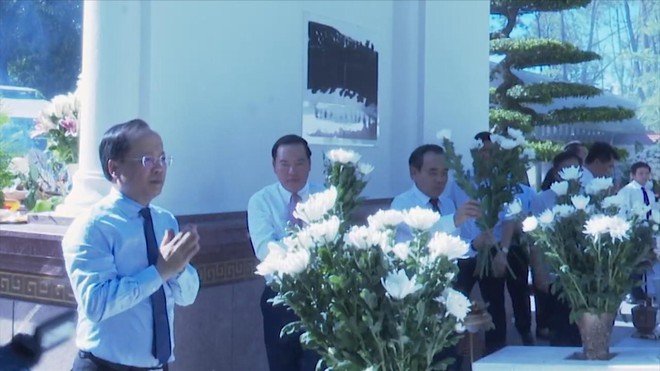 Dòng người về Ngã ba Đồng Lộc tri ân các anh hùng liệt sĩ - Ảnh 2.