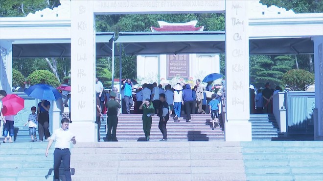 Dòng người về Ngã ba Đồng Lộc tri ân các anh hùng liệt sĩ - Ảnh 3.