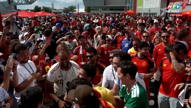 Cổ động viên Tây Ban Nha vỡ òa khi La Roja giành vé vào chung kết World Cup 2026 - Ảnh 2.