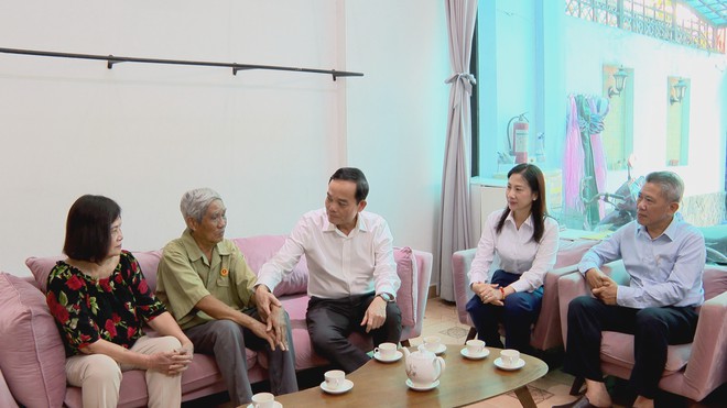 Bí thư Thành ủy TP. Hồ Chí Minh thăm Mẹ Việt Nam Anh hùng và gia đình chính sách - Ảnh 2.