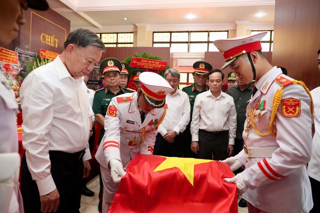 Tổng Bí thư, Chủ tịch nước Tô Lâm dâng hương tưởng niệm anh hùng liệt sĩ tại công viên Lê Thị Riêng - Ảnh 3.