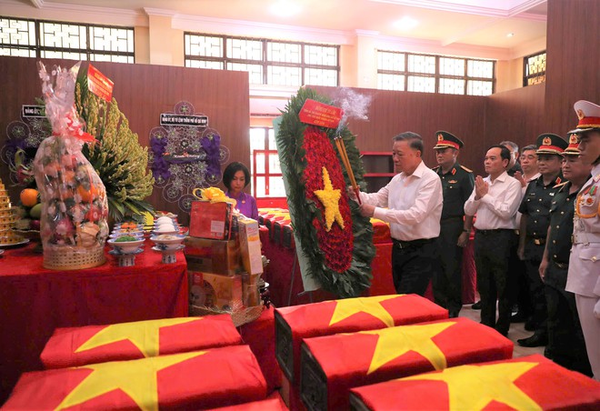 Tổng Bí thư, Chủ tịch nước Tô Lâm dâng hương tưởng niệm anh hùng liệt sĩ tại công viên Lê Thị Riêng - Ảnh 1.