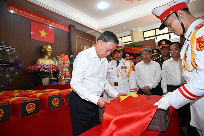 Tổng Bí thư, Chủ tịch nước Tô Lâm dâng hương tưởng niệm anh hùng liệt sĩ tại công viên Lê Thị Riêng - Ảnh 4.