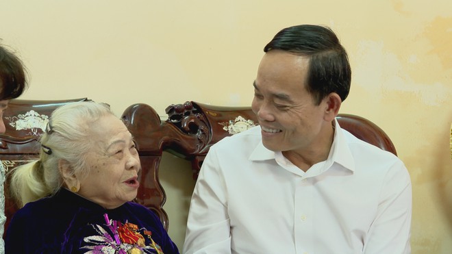 Thời sự HTV ngày 17/7/2026 | Tổng Bí thư, Chủ tịch nước Tô Lâm dâng hương tưởng niệm các Anh hùng Liệt sĩ tại Công viên Lê Thị Riêng - Ảnh 6.