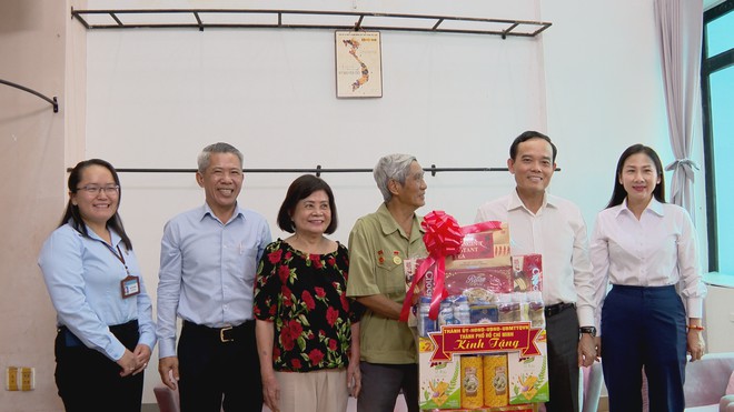 Thời sự HTV ngày 17/7/2026 | Tổng Bí thư, Chủ tịch nước Tô Lâm dâng hương tưởng niệm các Anh hùng Liệt sĩ tại Công viên Lê Thị Riêng - Ảnh 7.