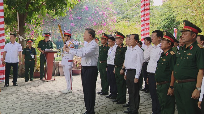 Thời sự HTV ngày 17/7/2026 | Tổng Bí thư, Chủ tịch nước Tô Lâm dâng hương tưởng niệm các Anh hùng Liệt sĩ tại Công viên Lê Thị Riêng - Ảnh 3.